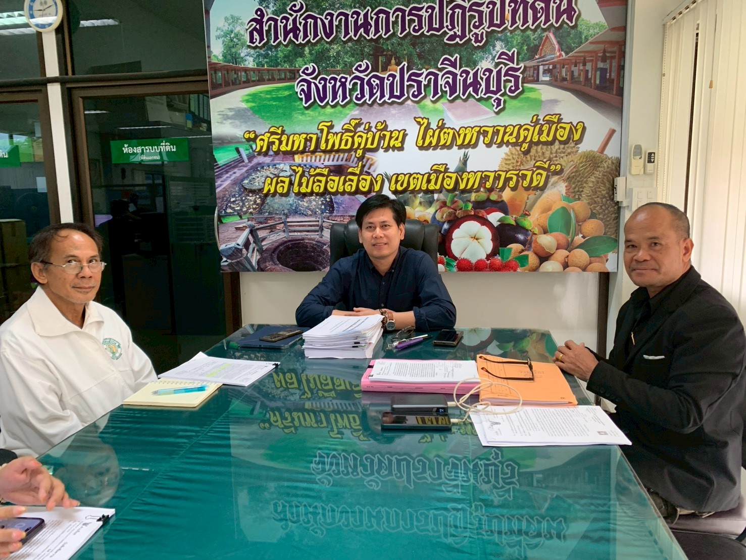 title - วันศุกร์ที่ 13 มีนาคม 2569 เวลา 10.00 น. นายวิทูล ประดิษฐบุญ ปฏิรูปที่ดินจังหวัดปราจีนบุรี  พร้อมด้วยผู้อำนวยการกลุ่มงานช่างและแผนที่ ผู้อำนวยการกลุ่มกฎหมาย ผู้อำนวยการกลุ่มการเงินบัญชีและจัดเก็บผลประโยชน์ ผู้อำนวยการกลุ่มยุทธศาสตร์และการปฏิรูปที่ดิน และเจ้าหน้าที่ ส.ป.ก.ปราจีนบุรี  ที่เกี่ยวข้อง จัดการประชุมคณะทำงานตรวจสอบคุณสมบัติผู้ยื่นคำขอเข้าทำประโยชน์ในเขตปฏิรูปที่ดินจังหวัดปราจีนบุรี ครั้งที่ 6/2569